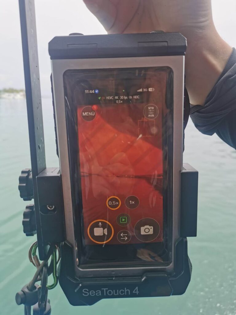 Unterwassergehäuse mit Touchscreen kurz vor dem Abtauchen