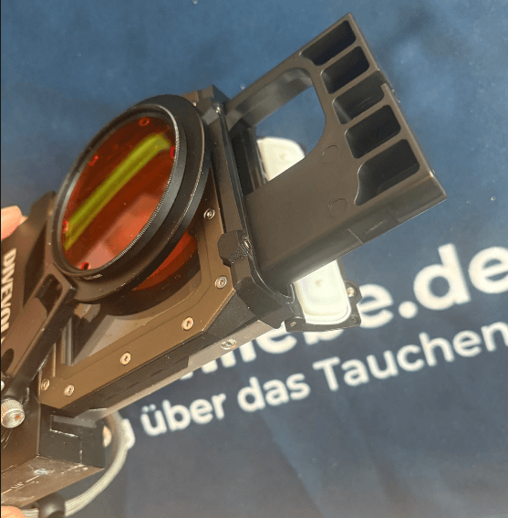 SeaTouch 4 Max mit montiertem Rotfilter und eingesetztem Smartphone