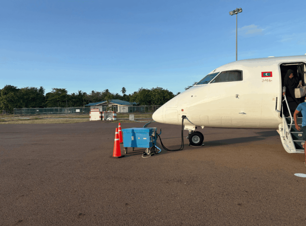 Flugzeug steht auf dem Rollfeld in Fuvahmulah