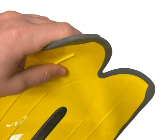 Hand biegt gelbes Flossenblatt