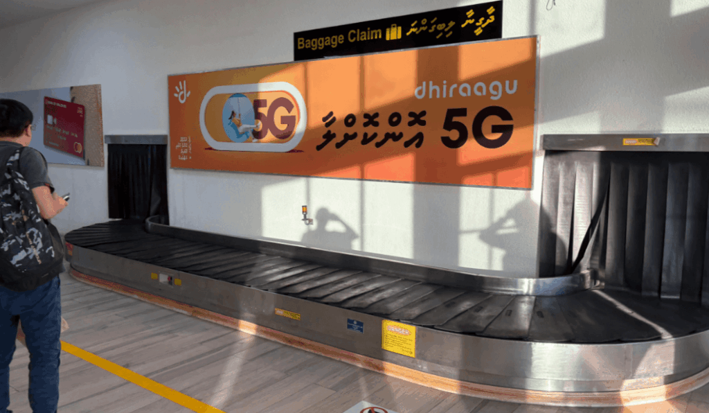 Kleines Gepäckband noch ohne Koffer im Flughafen