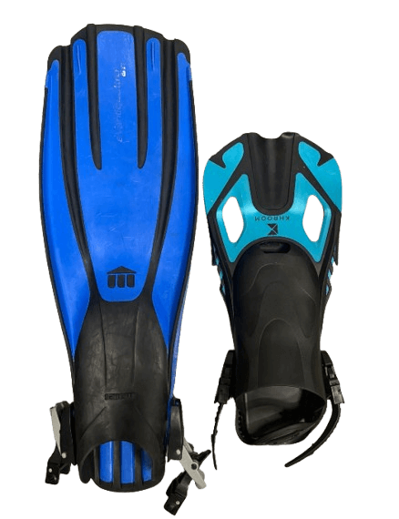 Blaue Geräteflosse neben kurzer Schnorchelflosse