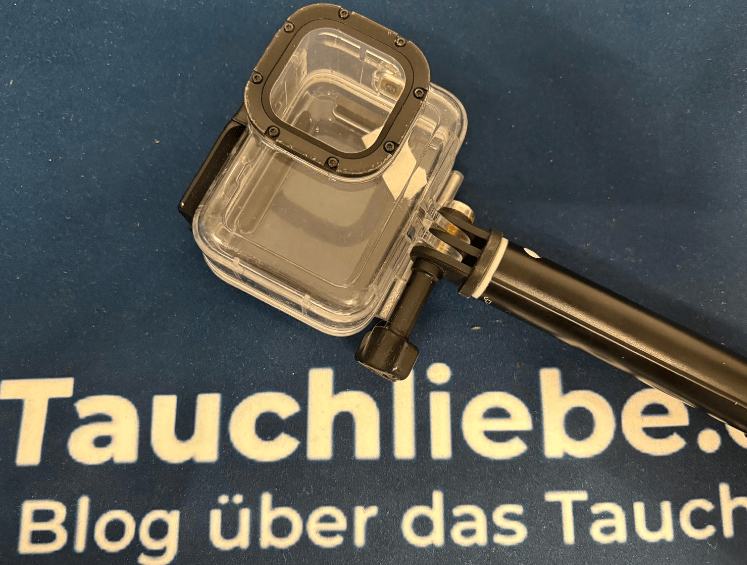 GoPro mit originalem Gehäuse liegt auf Tauchliebe Handtuch