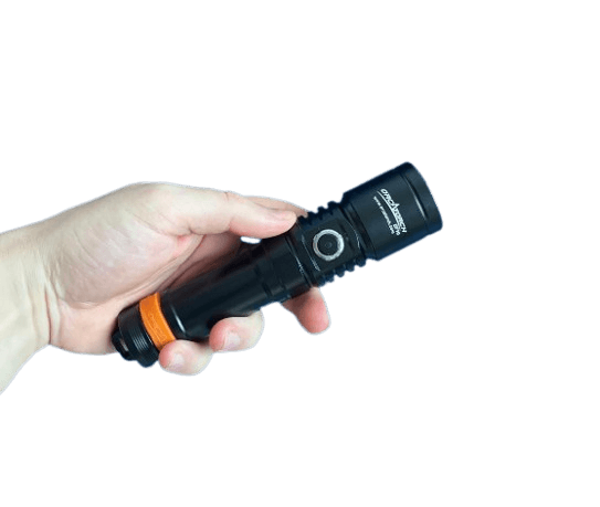Kompakte Tauchlampe Orcatorch D710 wird in der Hand gehalten
