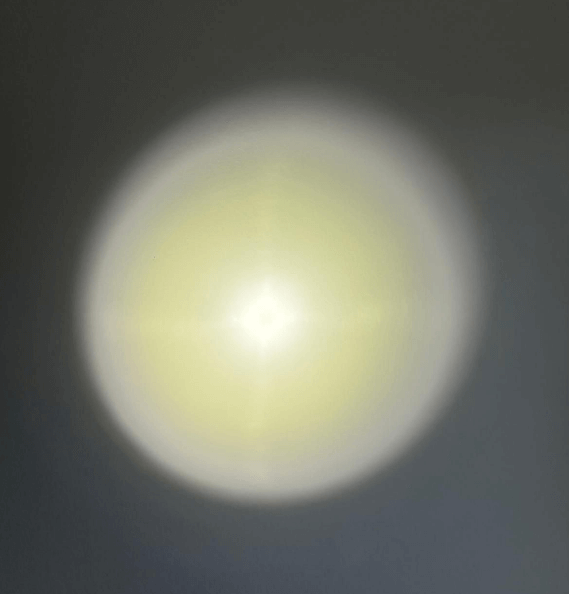 Fokussierter Spot einer kompakten Tauchlampe an einer Wand