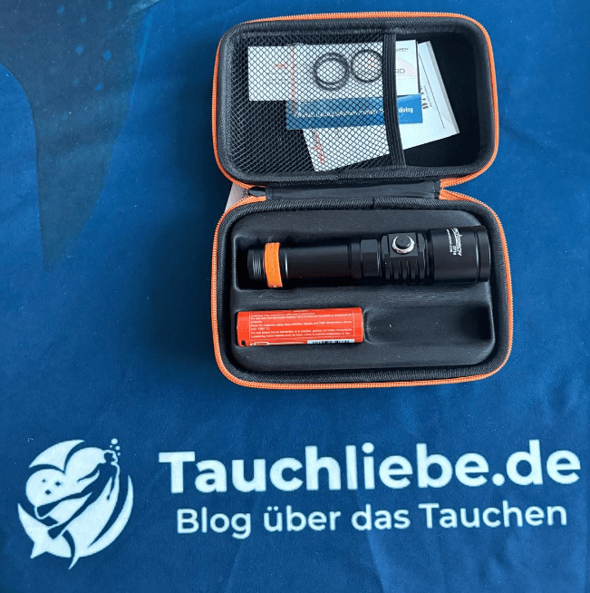 Tauchlampe im Softcase mit Akku und Zubehör