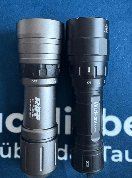 Graue Riff Tauchlampe liegt neben schwarer Wurkkos Tauchlampe - identische Größe
