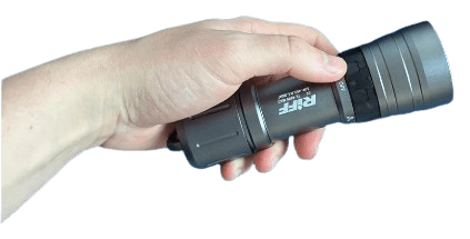 Tauchlampe Riff TL 4000 wird getestet in Hand