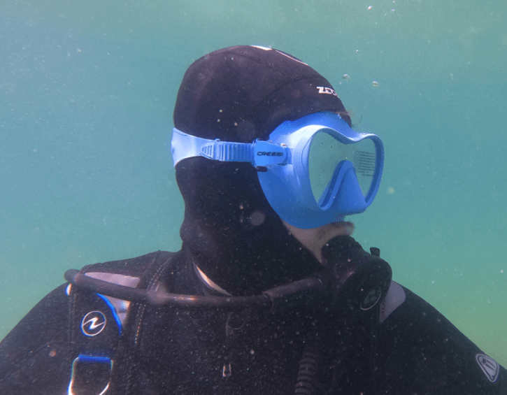 Taucher mit Schnurrbart und Tauchmaske unter Wasser – Problemstelle Kapillarwirkung