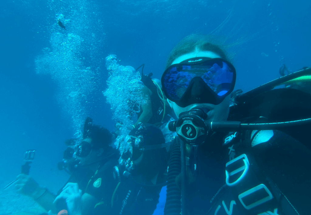 Mehrere Taucher nebeneinander im Hintergrund Guide zur Absicherung