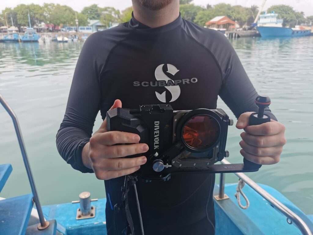 Taucher hält SeaTouch 4 Max mit Tray auf dem Tauchboot