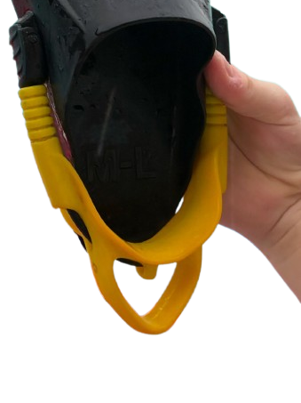 Hand hält gelbe Bungee Straps einer Tauchflosse in der Hand