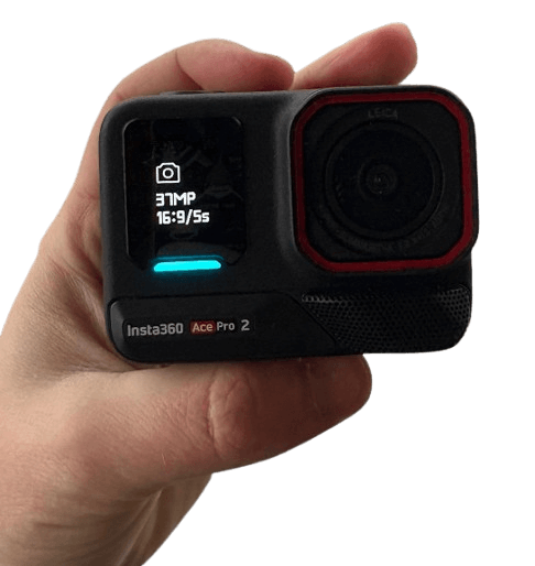 Insta360 Ace Pro 2 wird in Hand gehalten
