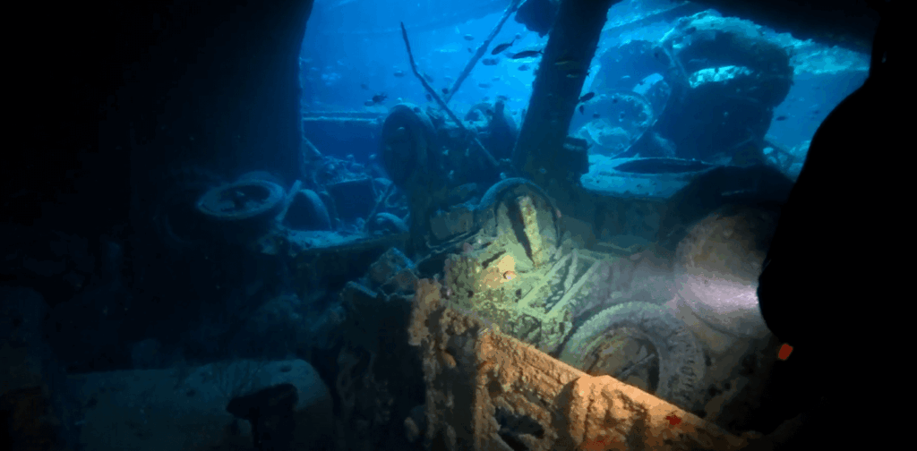 Unterwasseraufnahme im Wrack der Thistlegorm mit Fahrzeugen und wenig Licht