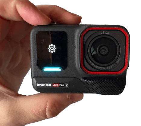 Insta360 Ace Pro 2 rot schwarze Action Camera wird in der Hand gehalten