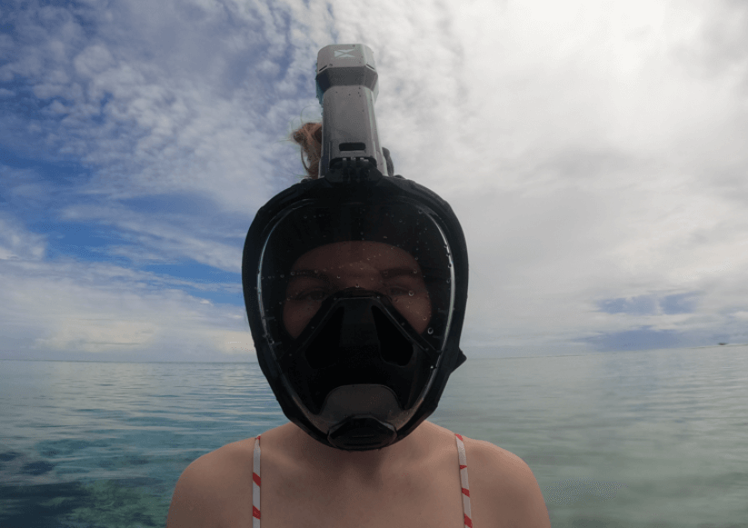 Schnorchlerin trägt schwarze Khroom Schnorchelmaske