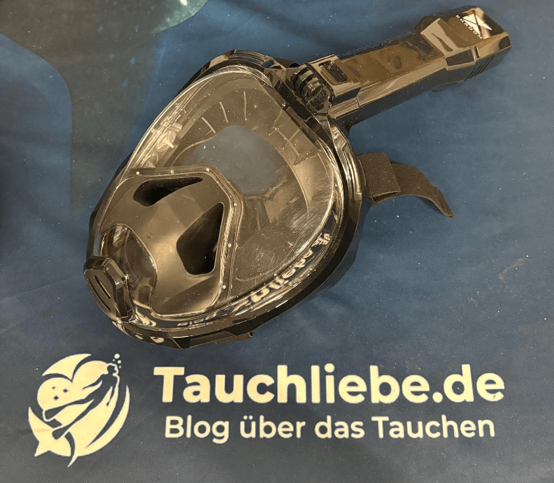 Schwarze Khroom Schnorchelmaske auf Tauchliebe.de Handtuch