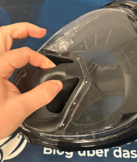 Flexibles Silikon Nasenteil wird mit Fingern gedrückt