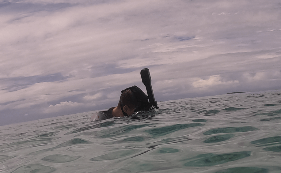 Schnorchler testet Schnorchelmaske Khroom Seaview Pro Plus an der Oberfläche
