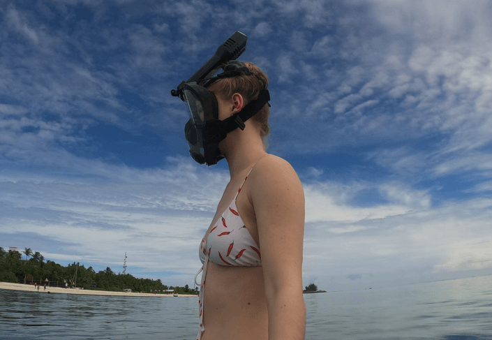 Seitliche Aufnahme weibliche Schnorchlerin trägt Khroom Seaview Pro Plus Schnorchelmaske