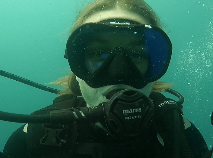 Taucher testet schwarzen Mares Rover Atemregler