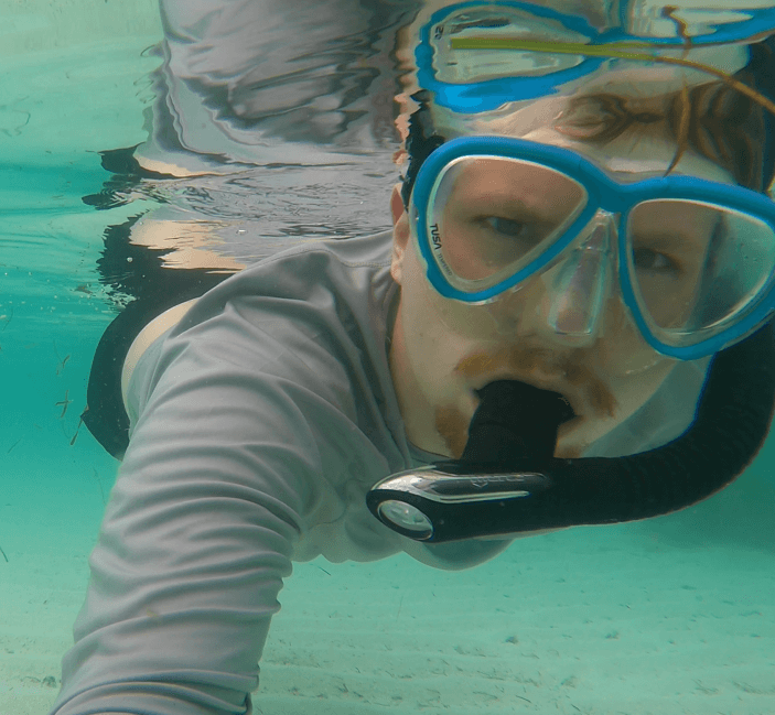 Junger Schnorchler mit türkisener Tauchmaske unterwasser