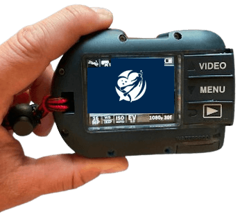 SeaLife Micro 3.0 Kompaktkamera wird zwischen 2 Fingern gehalten