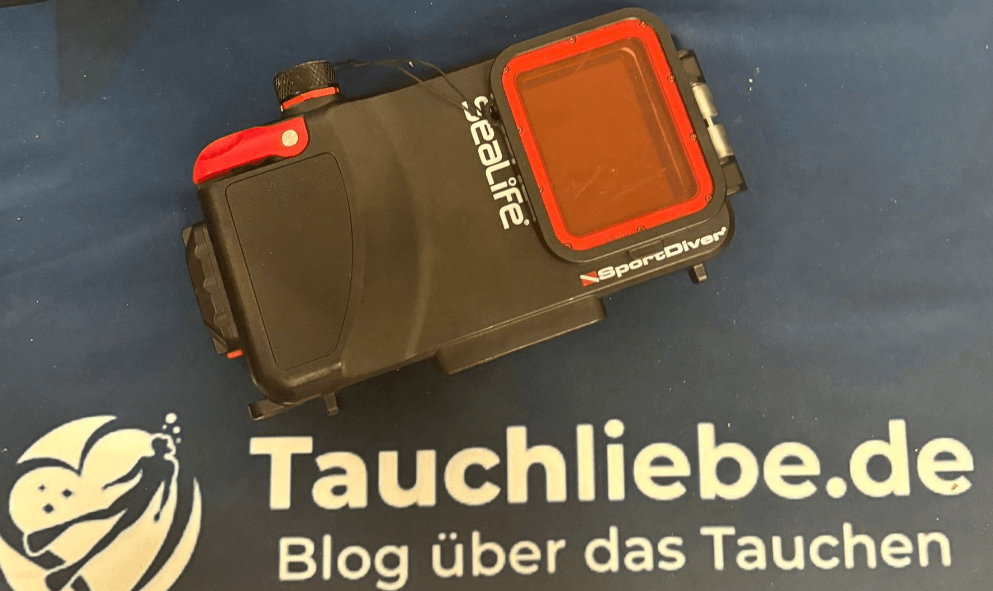 Rückseite des SeaLife SportDiver Ultra mit montiertem Rotfilter
