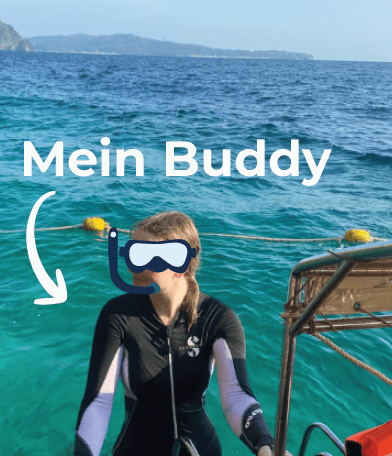 Weibliche Schnorchlerin mit UV-Kleidung steigt auf eine Bootsleiter in Thailand