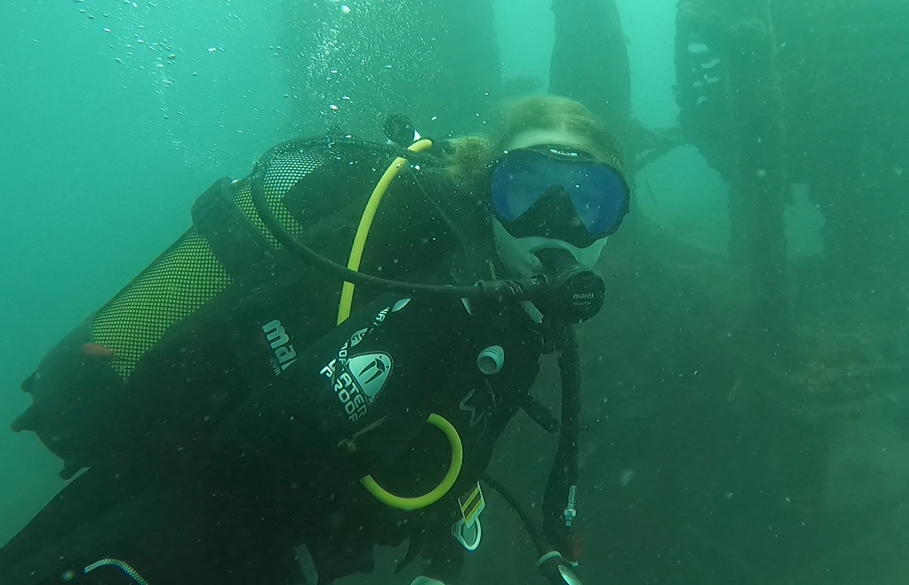 Taucher testet Mares Rover 2S bei 30 Meter vor einem Wrack