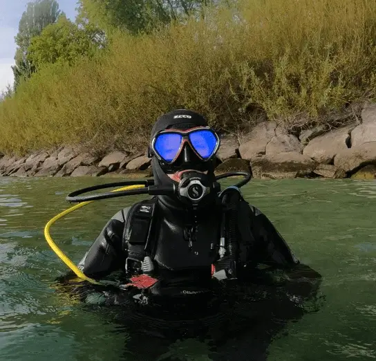 Taucher testet Tauchausrüstung an der Oberfläche des Bodensees