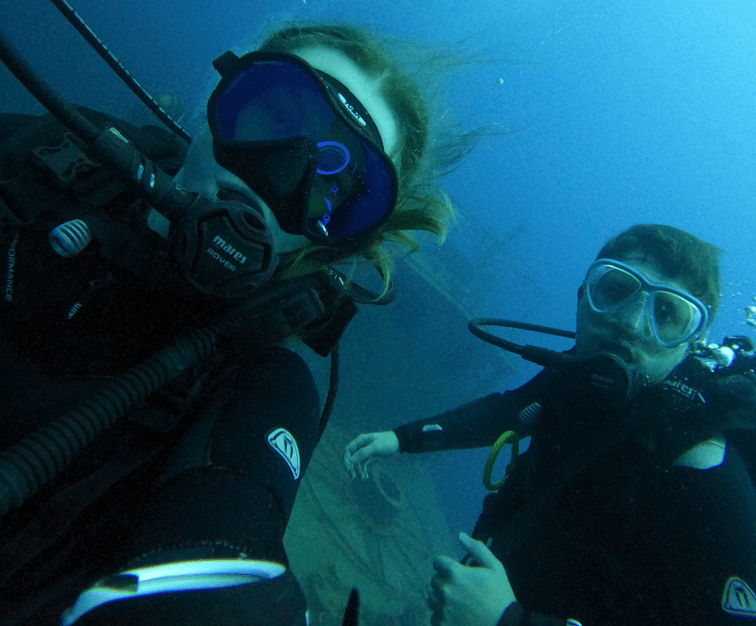 Zwei Taucher tragen den Mares Rover Atemregler im Mund vor einem kleinen Schiffswrack