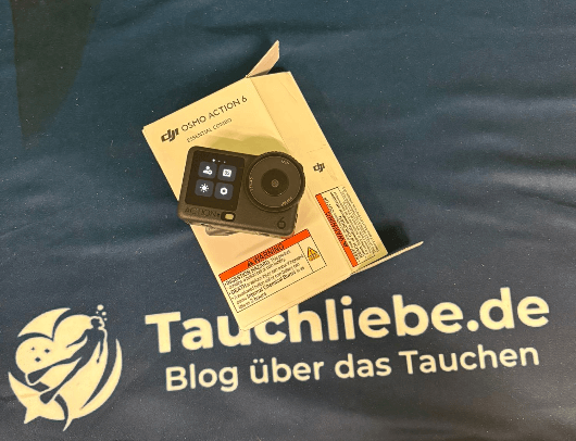 DJI Osmo Action 6 auf Karton liegt auf Tauchliebe.de Handtuch