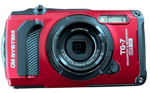 Frontansicht der OM System TG-7 mit Objektiv und Schutzring