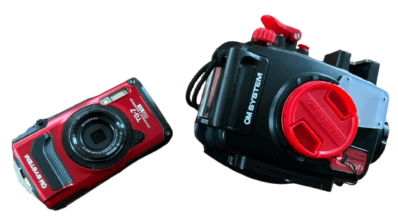 OM System TG-7 neben originalem Unterwassergehäuse im Größenvergleich