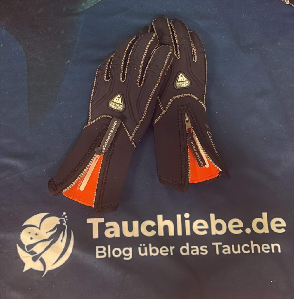 Ein paar WaterProof Tauchhandschuhe auf Tauchliebe.de Handtuch