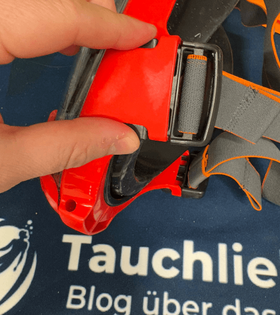 Quick-Release Verschluss Nahaufnahme mit Fingern