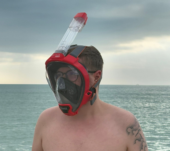 Oberkörperfreier Schnorchler trägt rote Oceanreef Aria QR+ Schnorchelmaske
