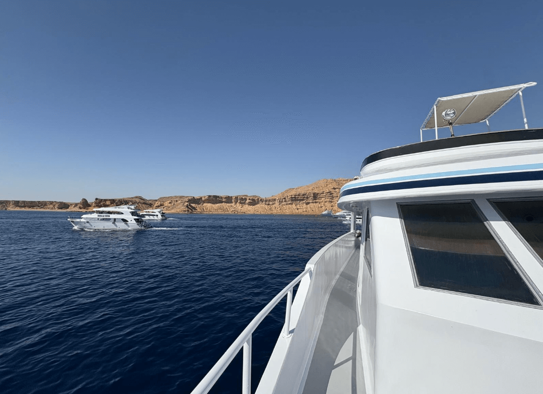 Tauchsafariboot im Roten Meer mit Deck und weiteren Tauchbooten im Hintergrund – typische Situation bei Bootstauchgängen trotz möglicher Seekrankheit