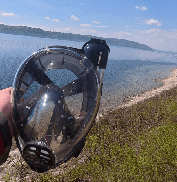 Schnorchler hält Cressi Komodo zum Test am Seeufer in der Hand