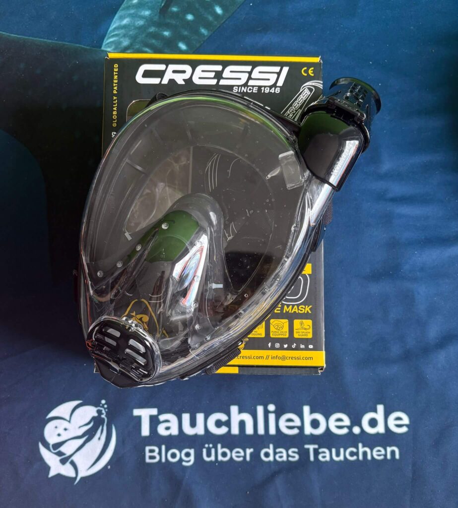 Schwarze Cressi Schnorchelmaske liegt auf Karton auf Tauchliebe.de Karton