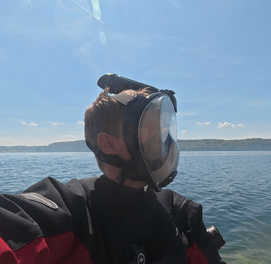 Seitliche Aufnahme beim Tragetest am Seeufer