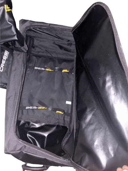 Leerer Innenraum der Tauchtasche