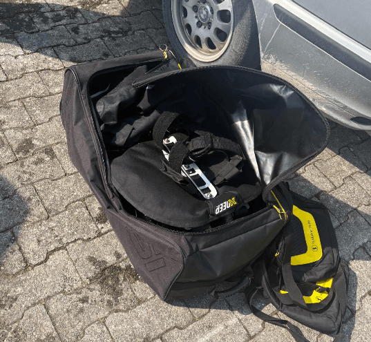 Mit Backplate Wing bepackte Cressi Moby 2 am Boden