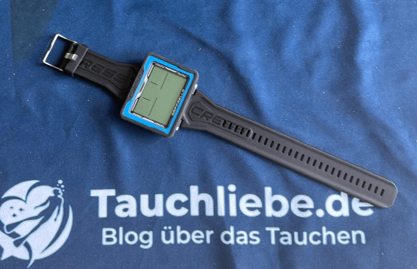 Cressi Raffaello liegt für den Test auf dem Tauchliebe.de Handtuch