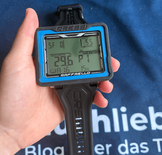 Blauer Cressi Raffaello Tauchcomputer in der Hand gehalten