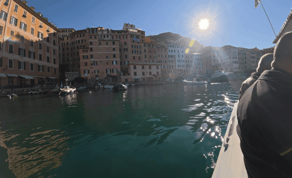 DJI Osmo Action 6 Testaufnahme vom Boot im Hafen von Camogli an Land