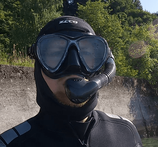 Nahaufnahme schwarze Schnorchlemaske Silikonrand durch BArt nicht abgedichtet