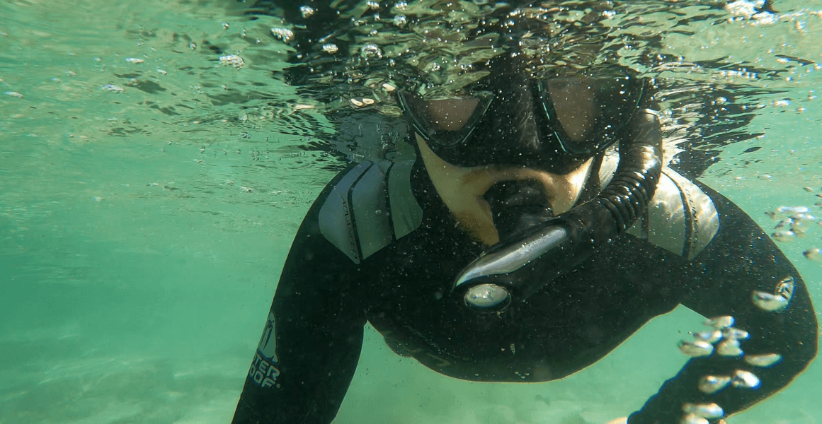 schnorchler mit Bart unter der Wasseroberfläche mit Schnorchelset