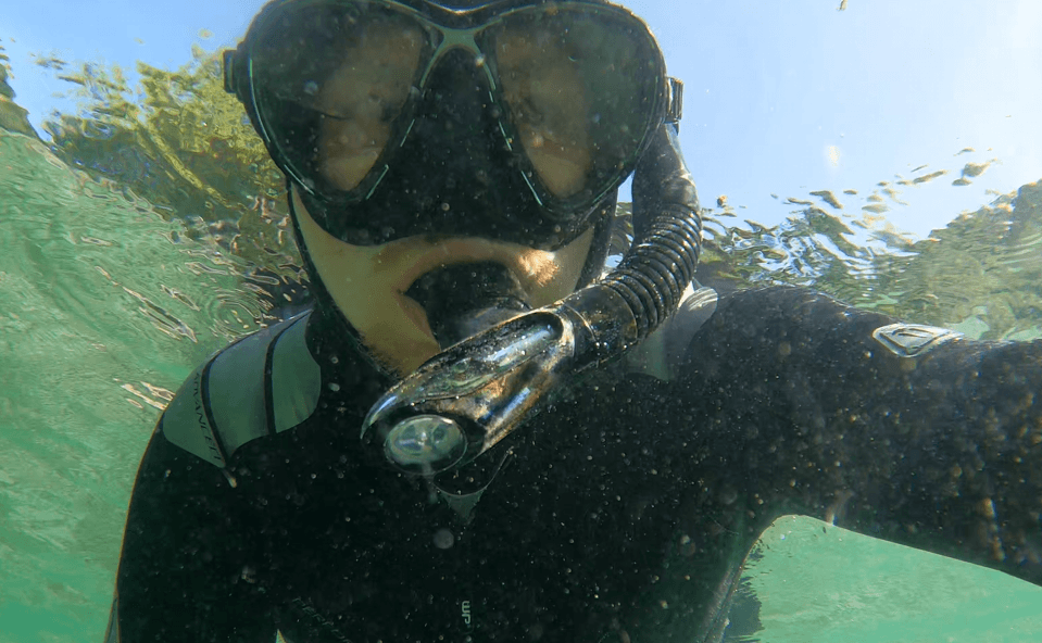 Nahaunfahme Schnorchelmaske eines Schnorchlers mit Bart